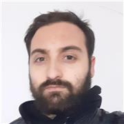 Studente universitario offre aiuto per i compiti